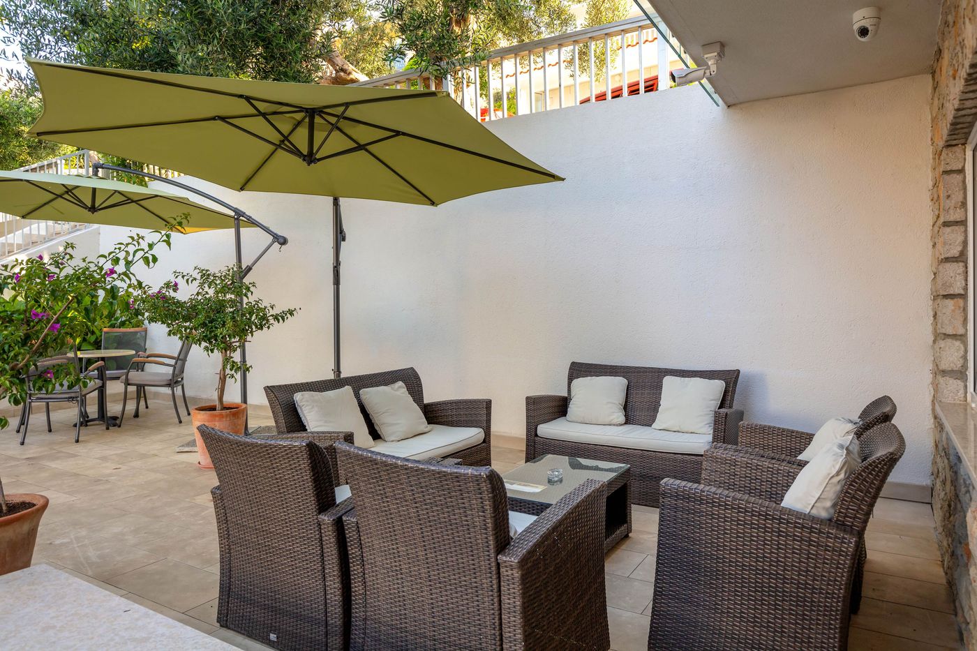 Pharia-Aparthotel-Lobby-12