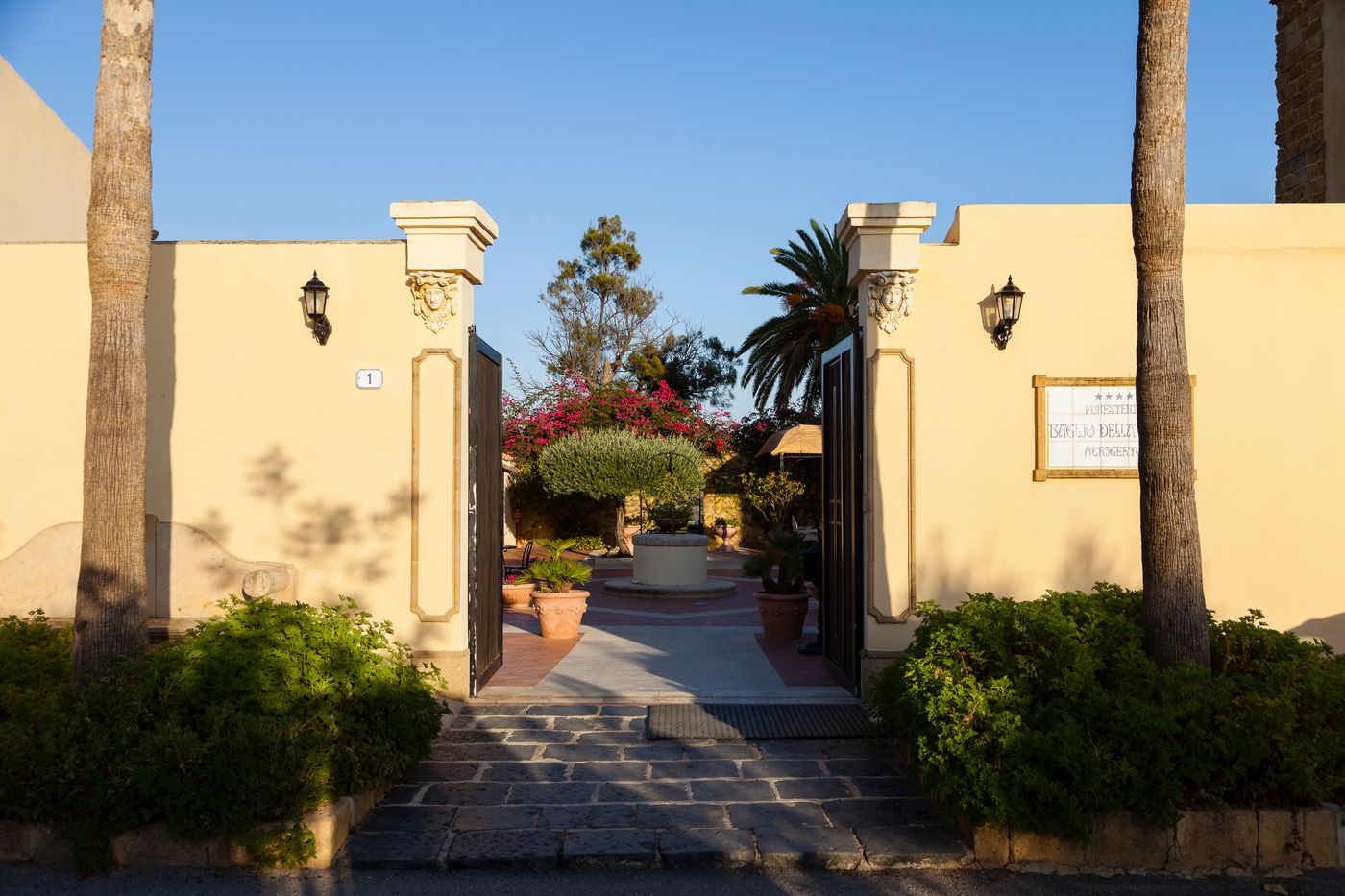 Hotel-Foresteria-Baglio-della-Luna-Lobby-9