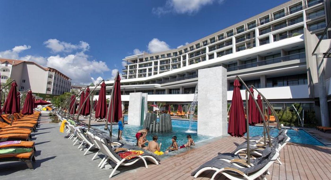 The-Sense-De-Luxe-Hotel-Pool-2