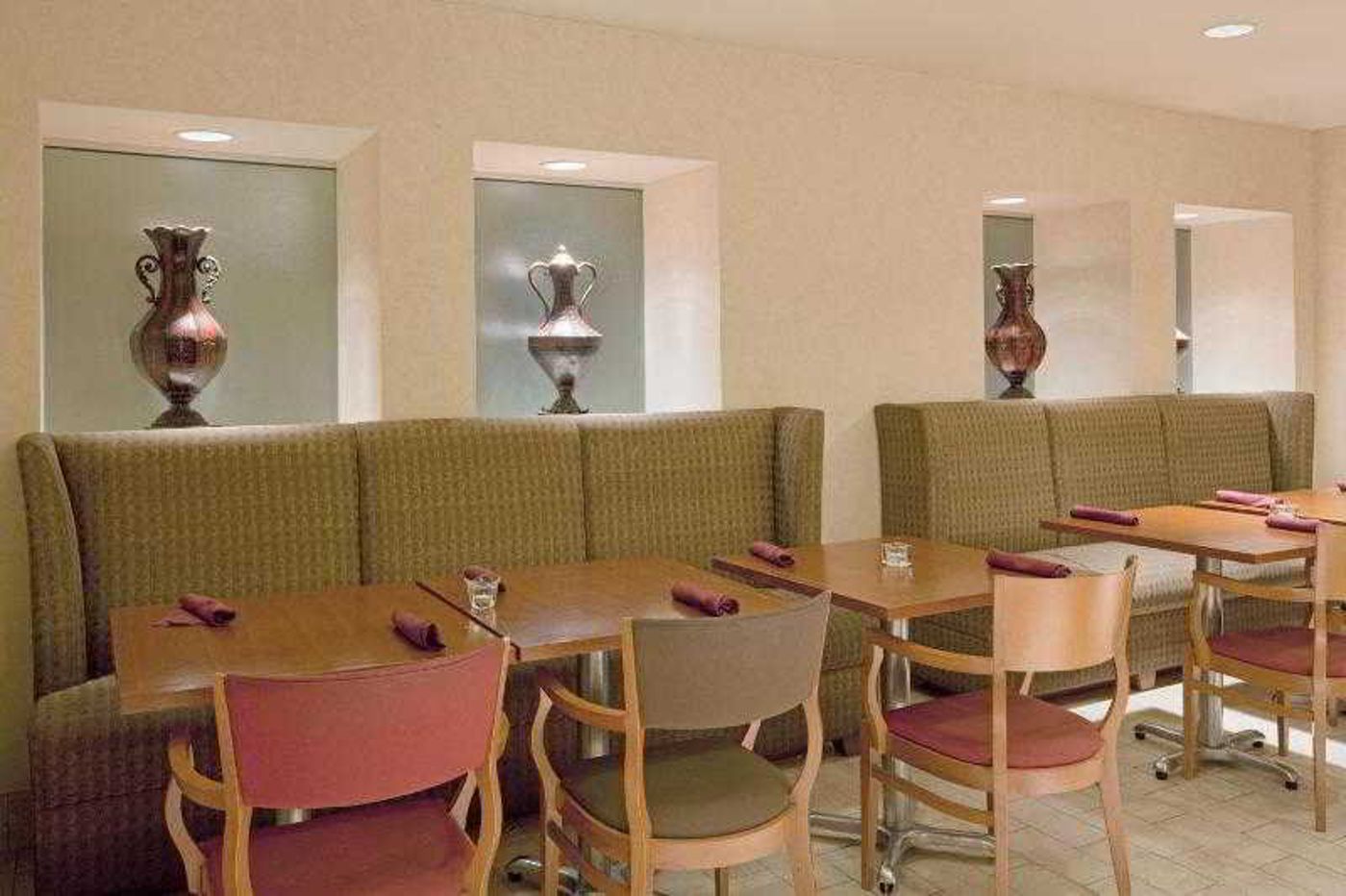 Crowne-Plaza-Boston-Newton-Hotel-Restaurant-50