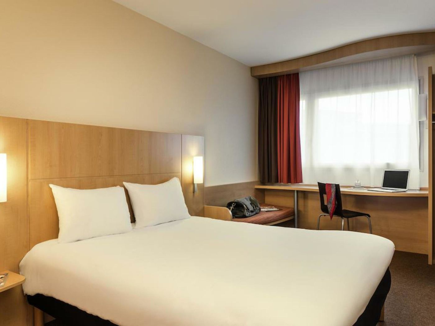 Ibis-Paris-Tour-Eiffel-Room-42