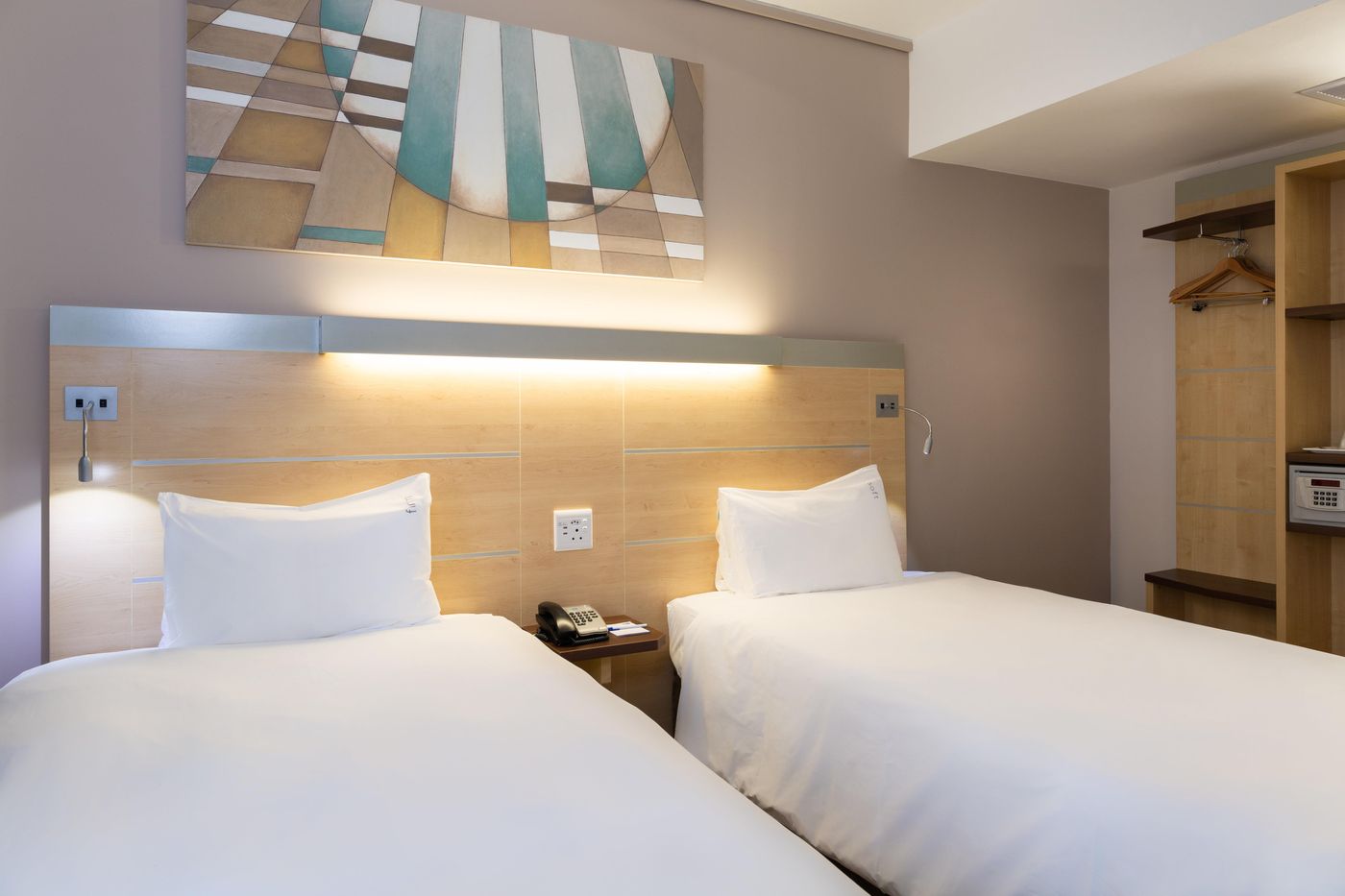Holiday-Inn-Express-Cape-Town-City-Centre-Room-37