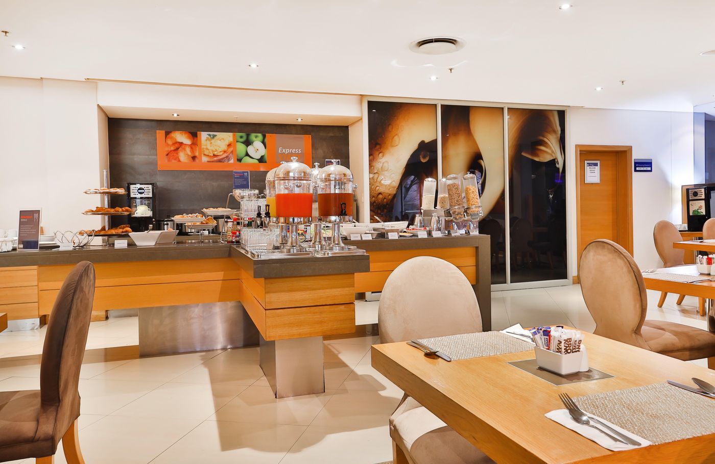 Holiday-Inn-Express-Cape-Town-City-Centre-Restaurant-45
