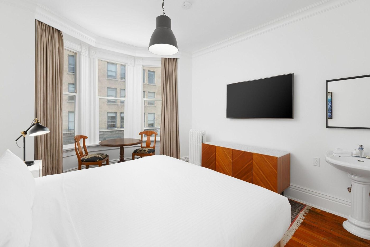 Victorian-Hotel-Vancouver-Room-25