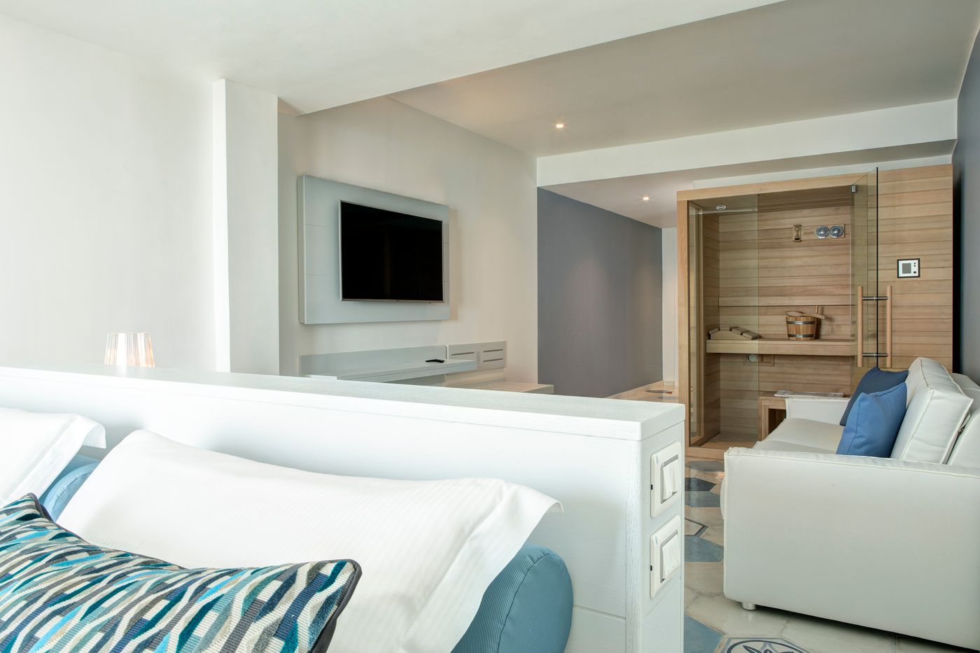 Lloyd-s-Baia-Room-27