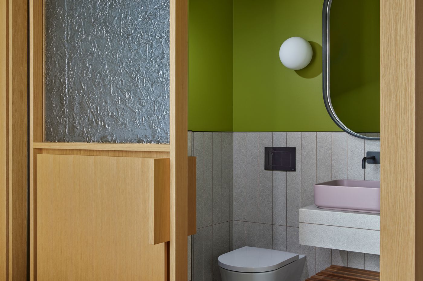 Locke-at-East-Side-Gallery--Friedrichshain-Room-38