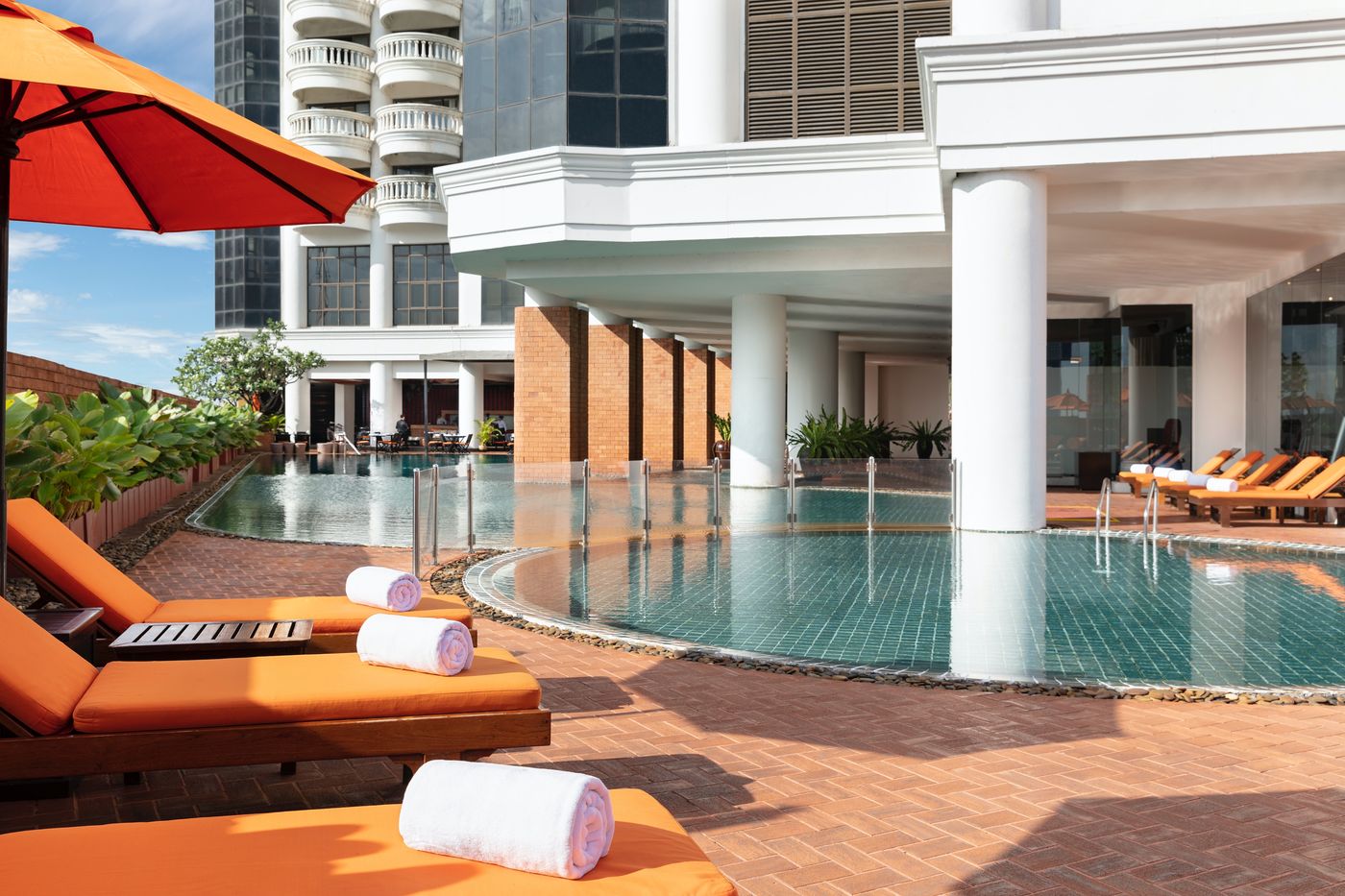 Lebua-at-State-Tower-Pool-1