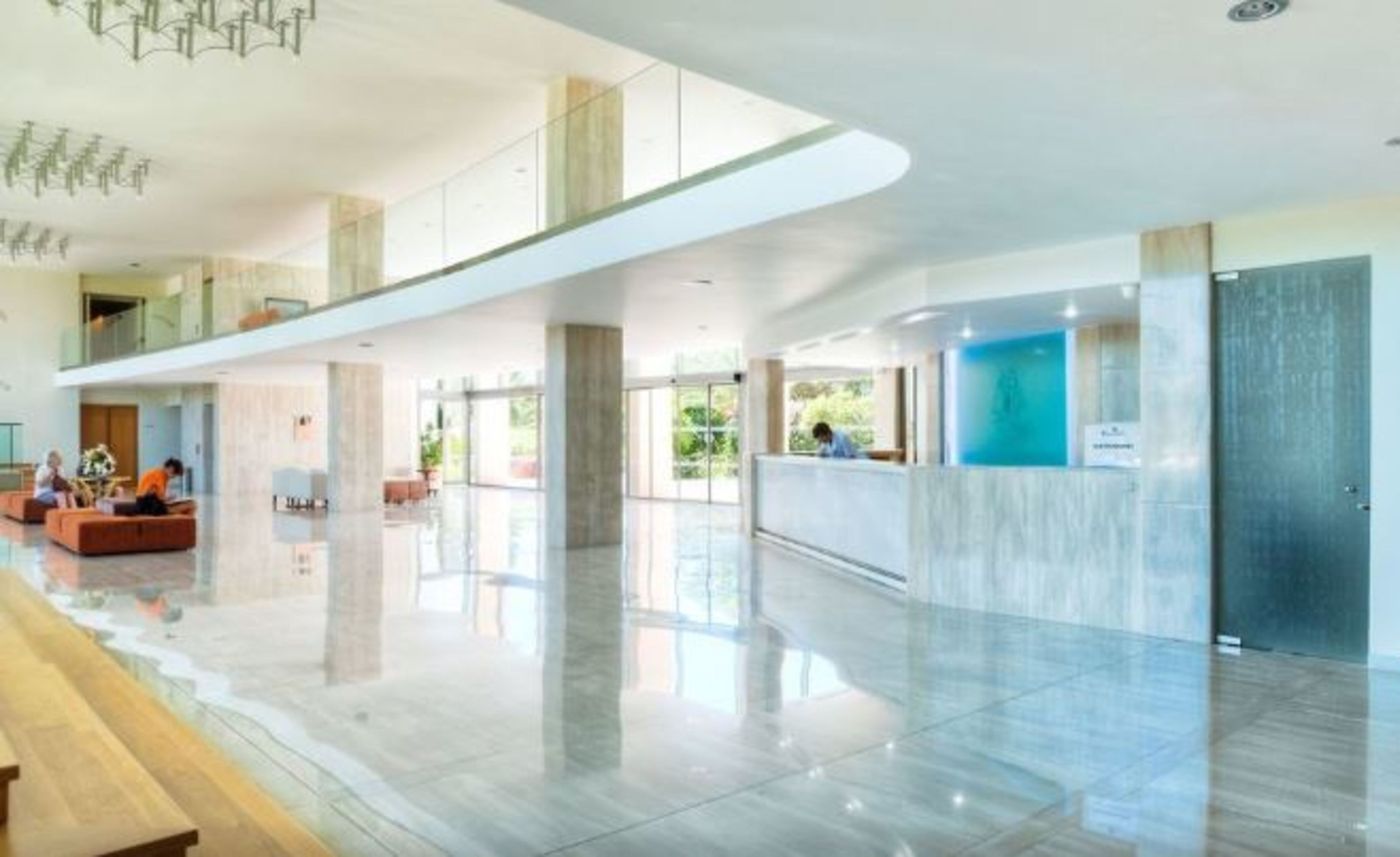 Caravia-Beach-Hotel-Lobby-41