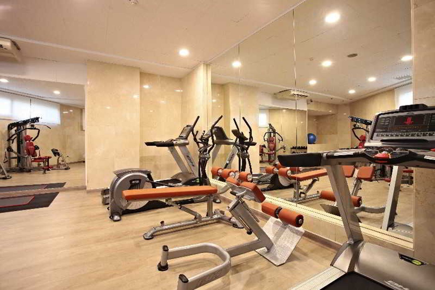 Sandos-Benidorm-Suites-Sports-and-Entertainment-57