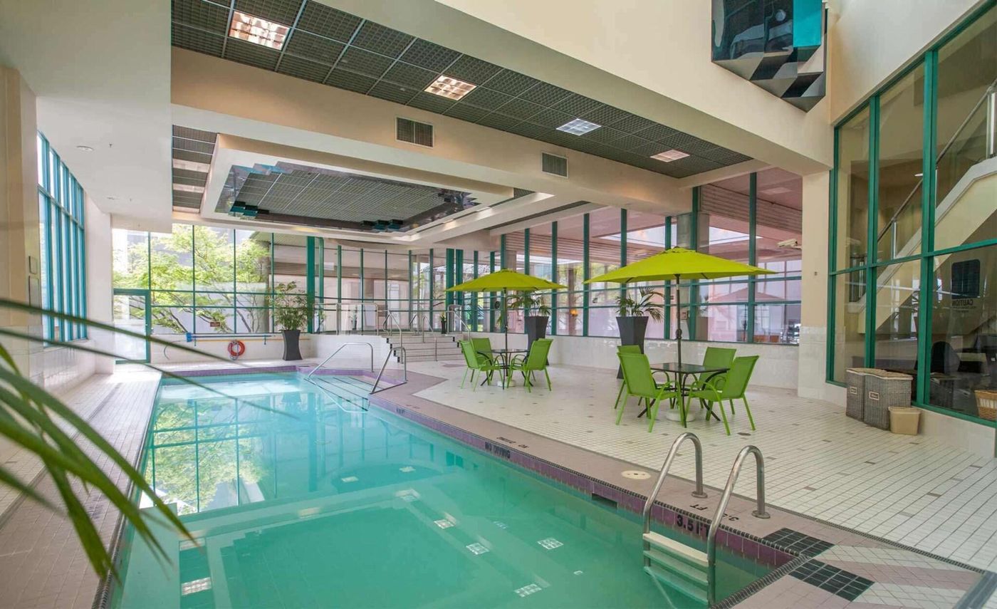 Rosedale-On-Robson-Suites-Hotel-Pool-44