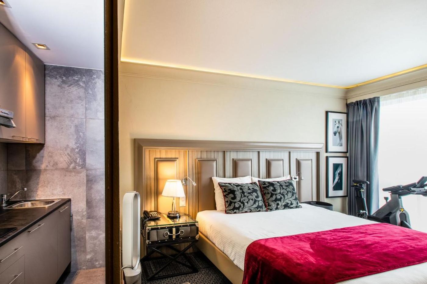 Drake Longchamp - Switzerland - GENEVA - Room - 9