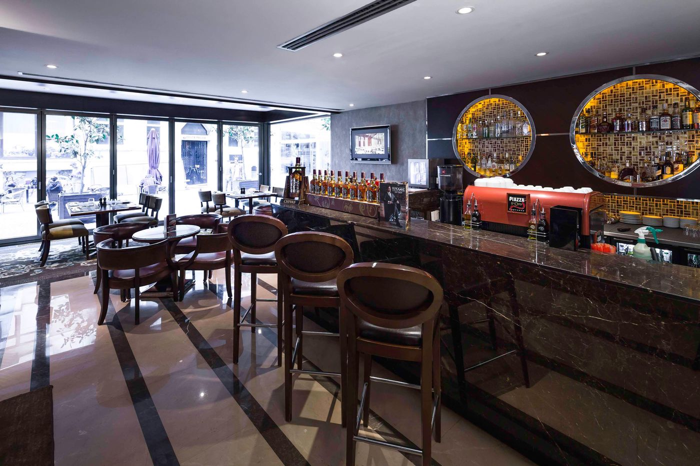 Titanic-City-Taksim-Bar-14