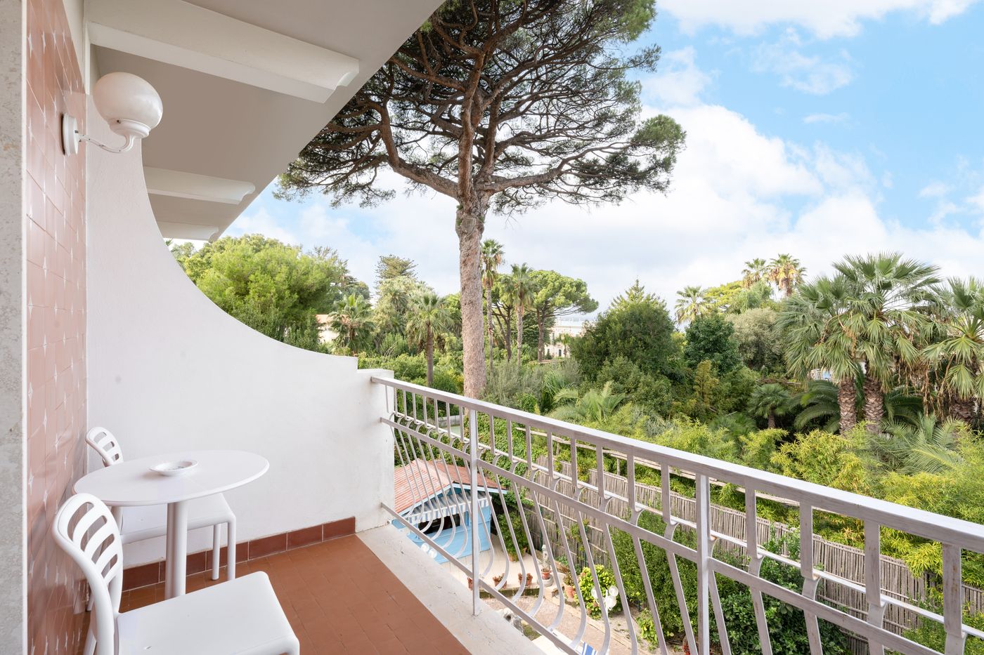 Eliseo-Park-s-Room-8