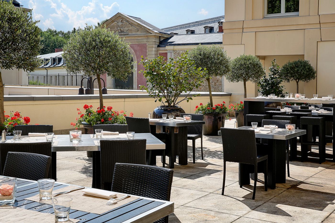 Le-Louis-Versailles-Chateau-Terrace-55