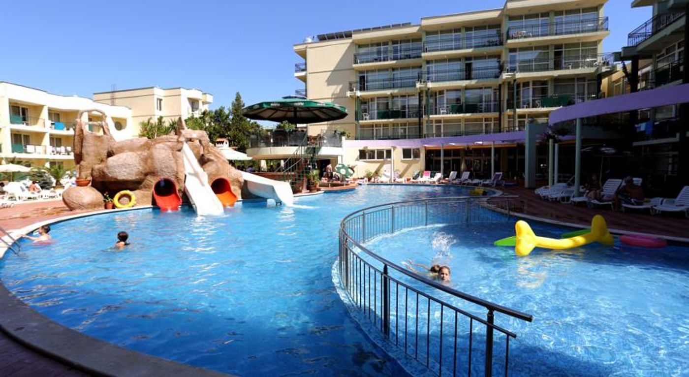 Sunny-Day-Club-Pool-2