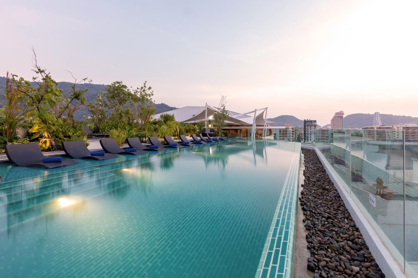 Oakwood-Hotel-Journeyhub-Phuket-Pool-2