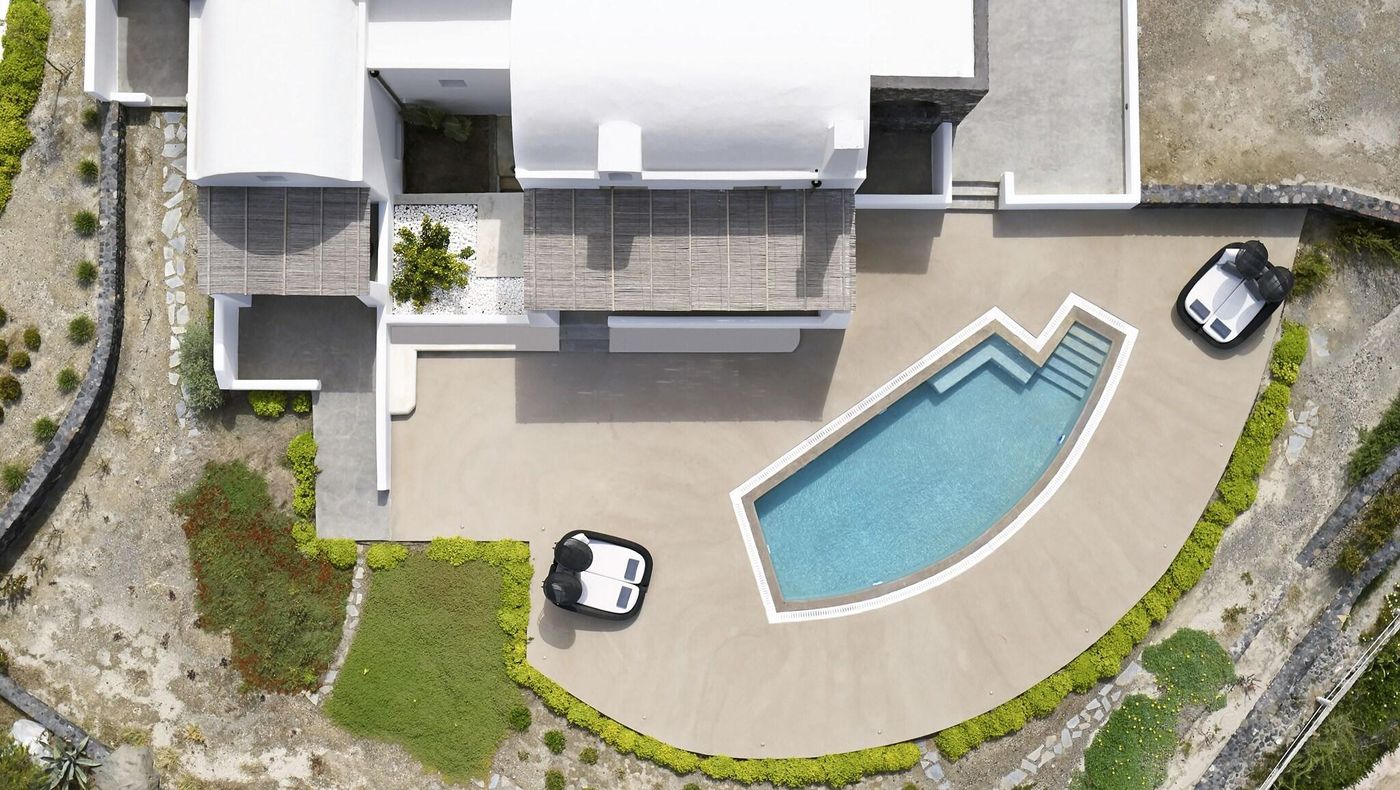 Santo-Maris-Oia--Luxury-Suites---Spa-Room-11