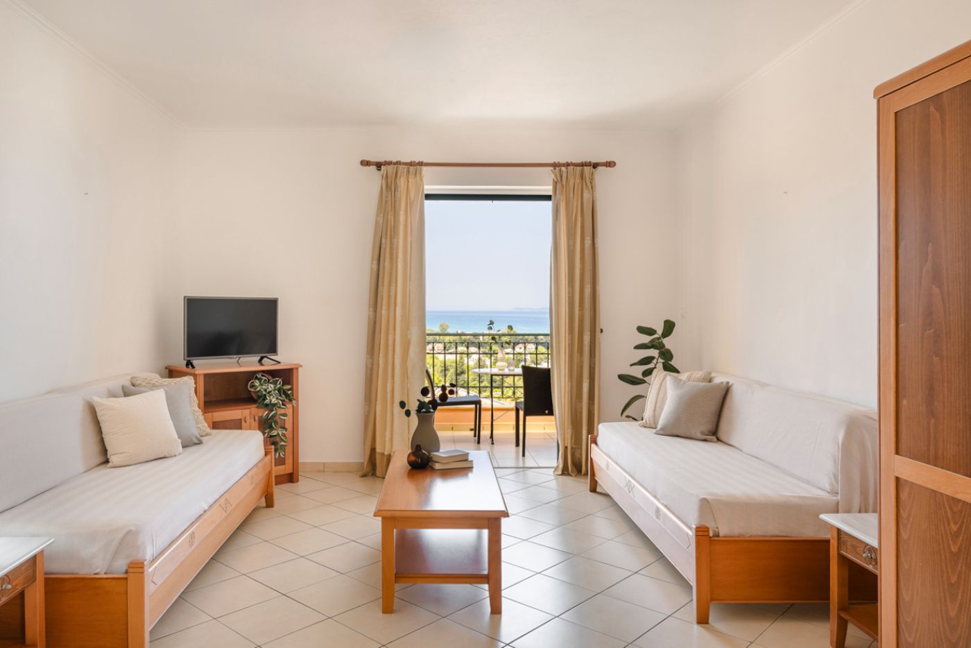 Century-Resort-Apartments-Room-40