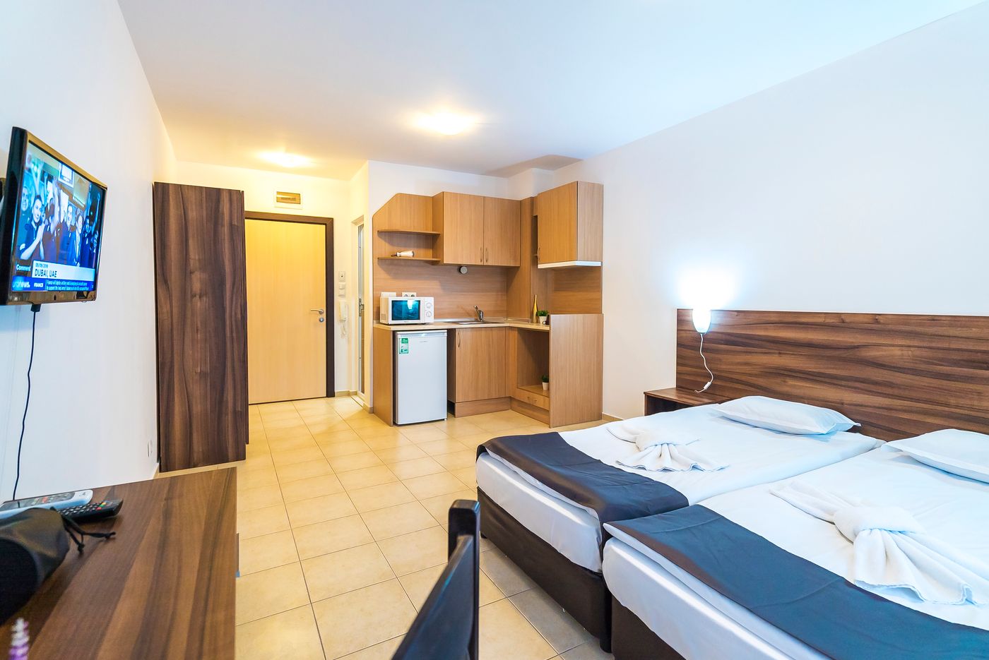 Persey-Admiral-Plaza-Apartments-Room-8