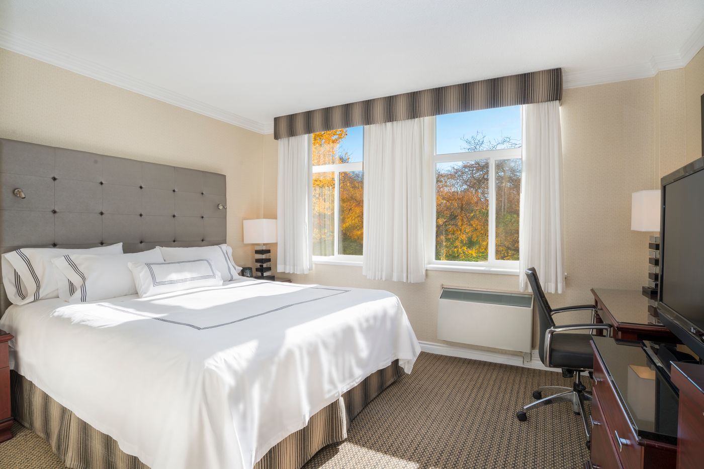 Granville-Island-Hotel-Room-12