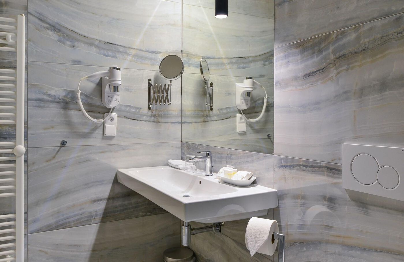 Hotel-Garden-Court-Room-42