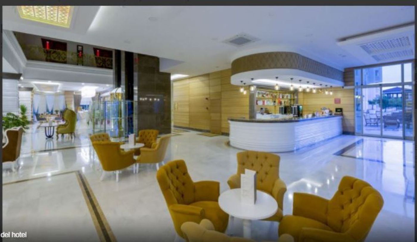 Side-Royal-Palace-Hotel---Spa-Lobby-22