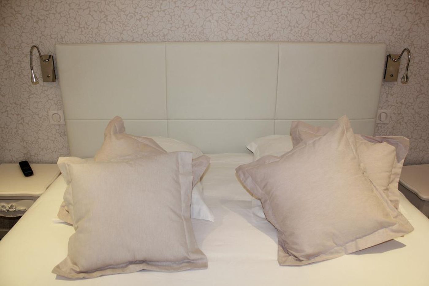 Central-France-AVIGNON-Room-9