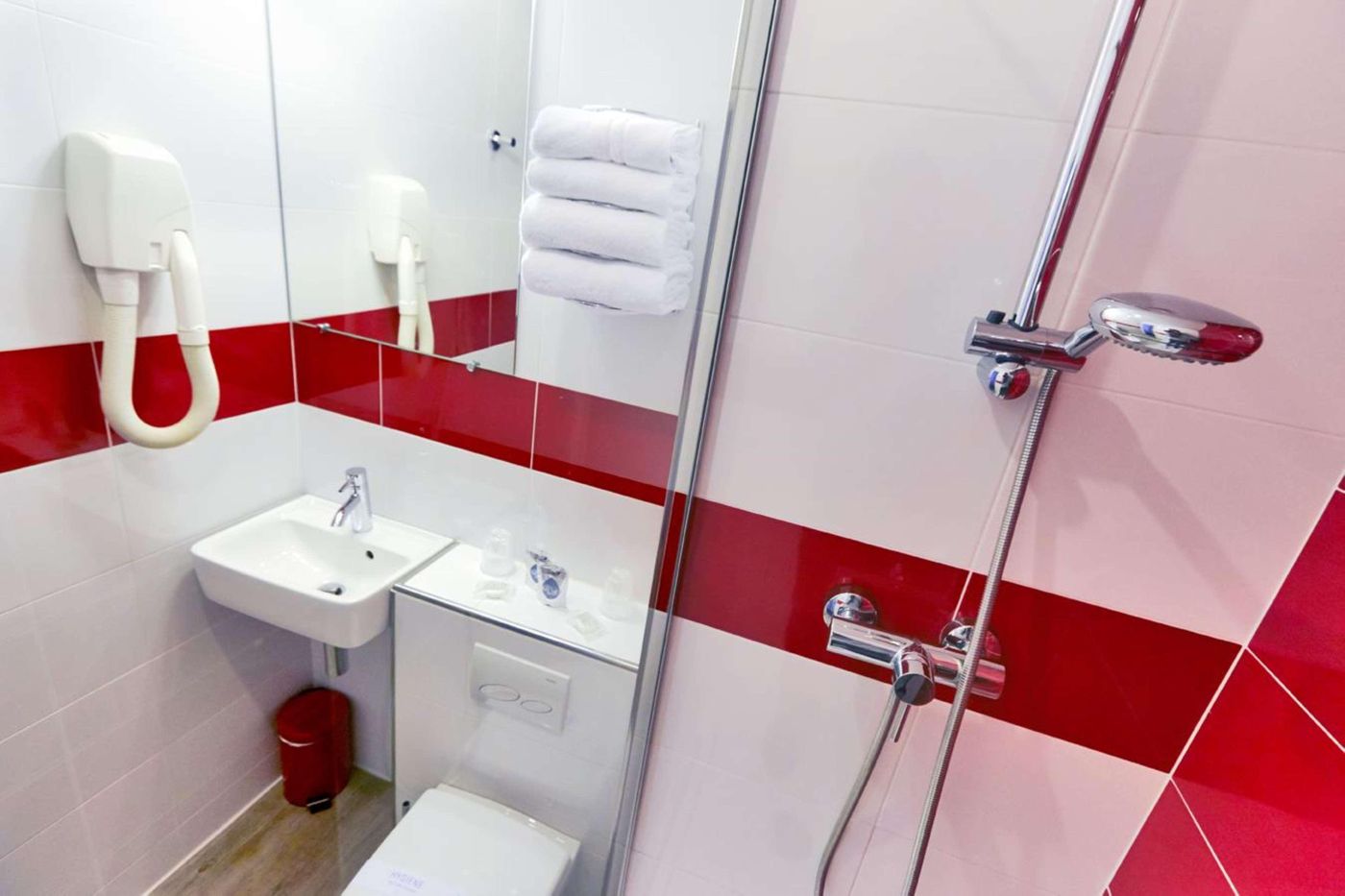 Kyriad-Par----s-10---Canal-Saint-Martin--R----publique-Room-52