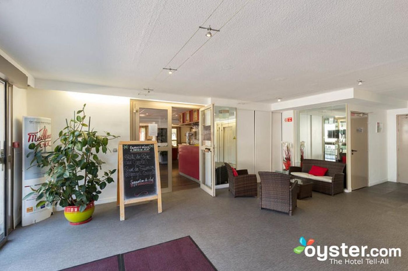 Kyriad-Nice-Ouest-Stade-Saint-Isidore-General-view-26