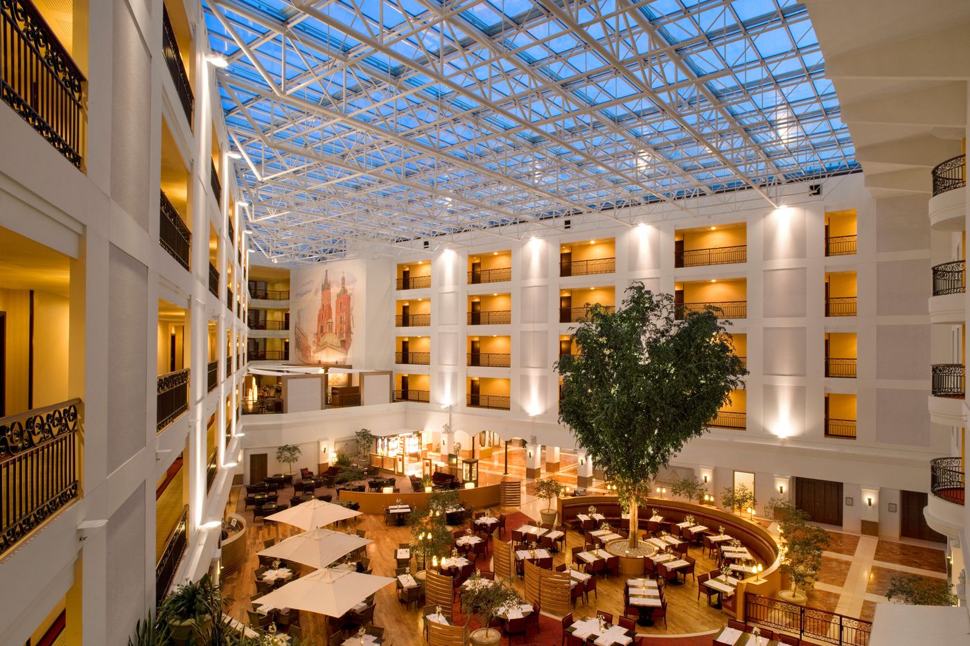 Sheraton-Grand-Krakow-Lobby-11