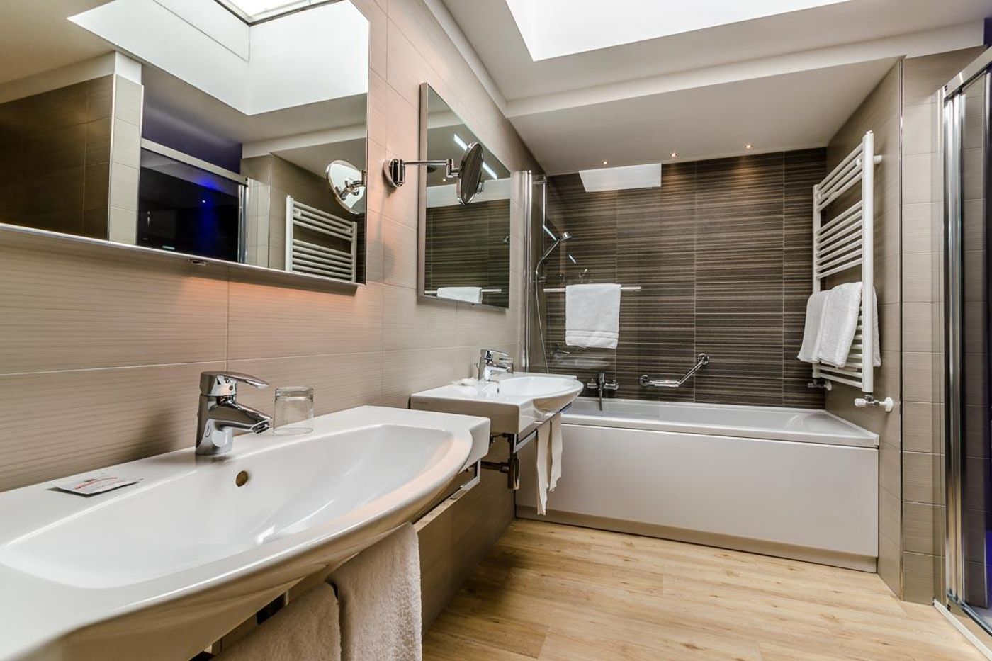 Smart-Hotel-Holiday-Room-34