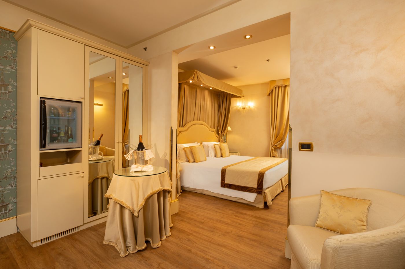 A-La-Commedia-Room-5