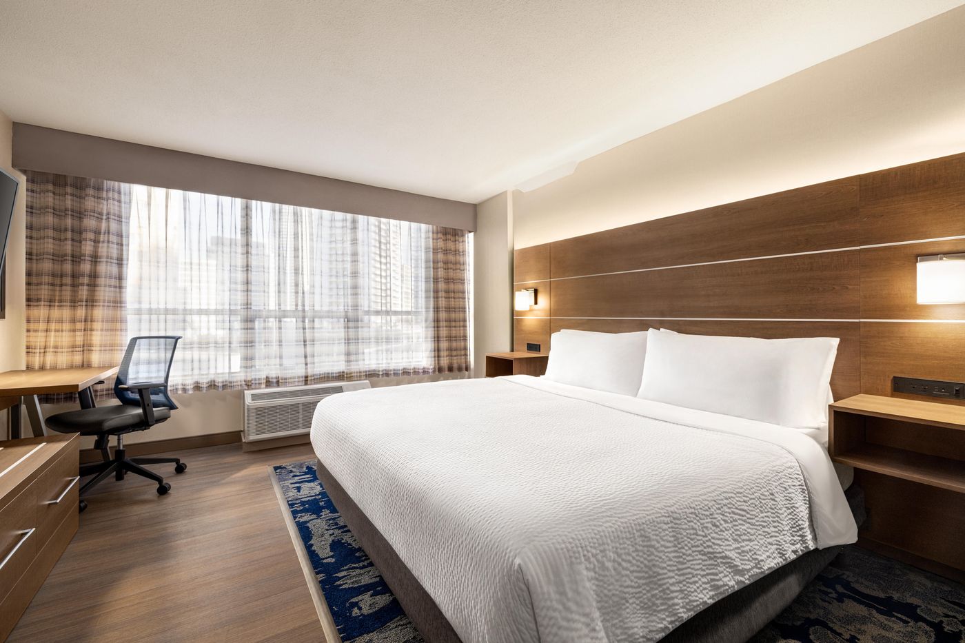 Holiday-Inn-Express-Vancouver-Metrotown--Burnaby--Room-16