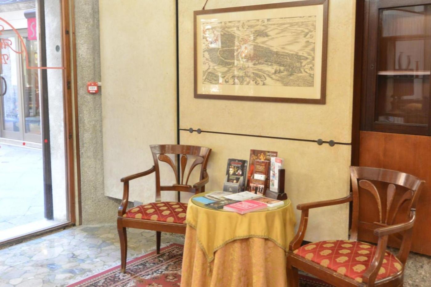 Ambassador-Tre-Rose-Lobby-11