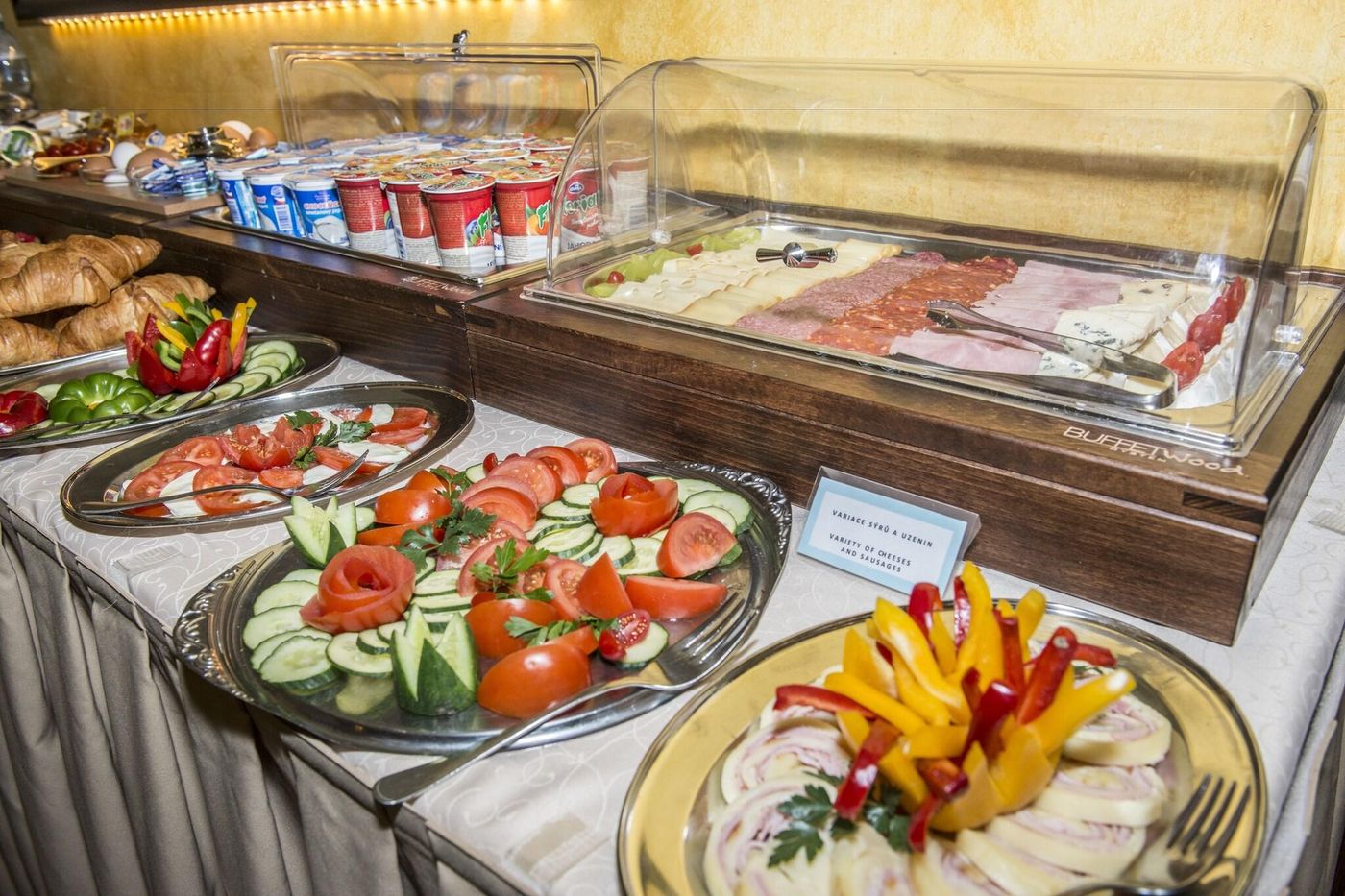 Cerny-Slon-Restaurant-22