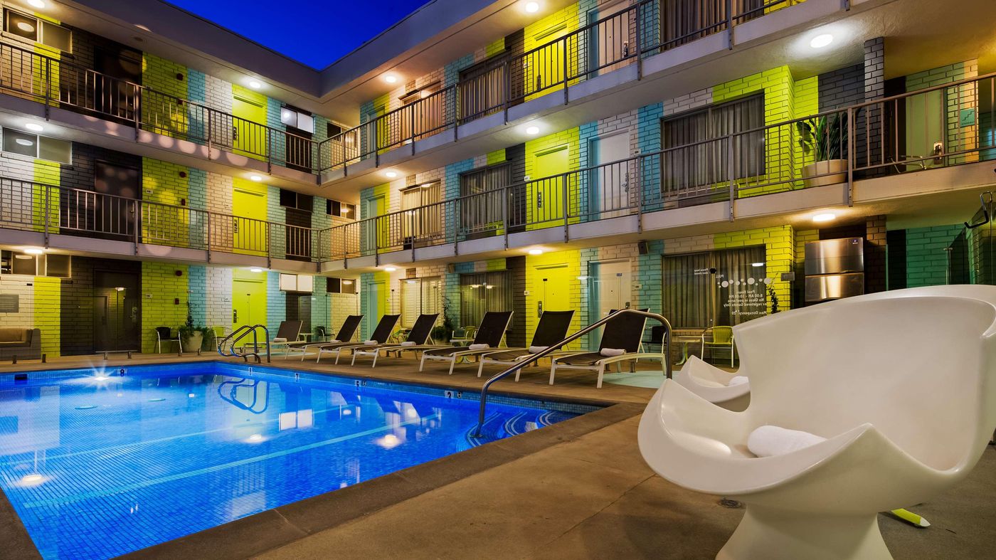 Best-Western-Plus-Hollywood-Hills-Pool-3