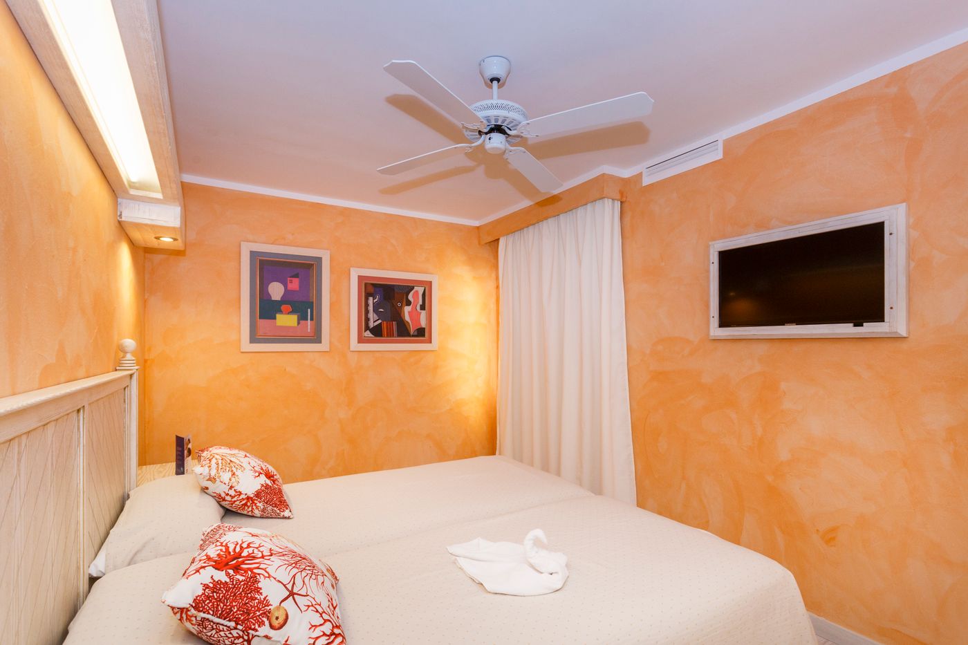 Royal-Son-Bou-Family-Club-Room-32