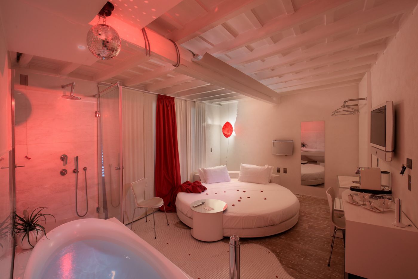 SuiteSistina-For-Brave-Lovers-Room-15