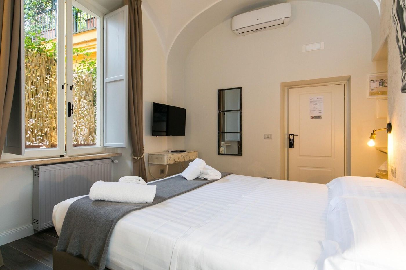 Trevi-Contemporary-Suite-Room-15
