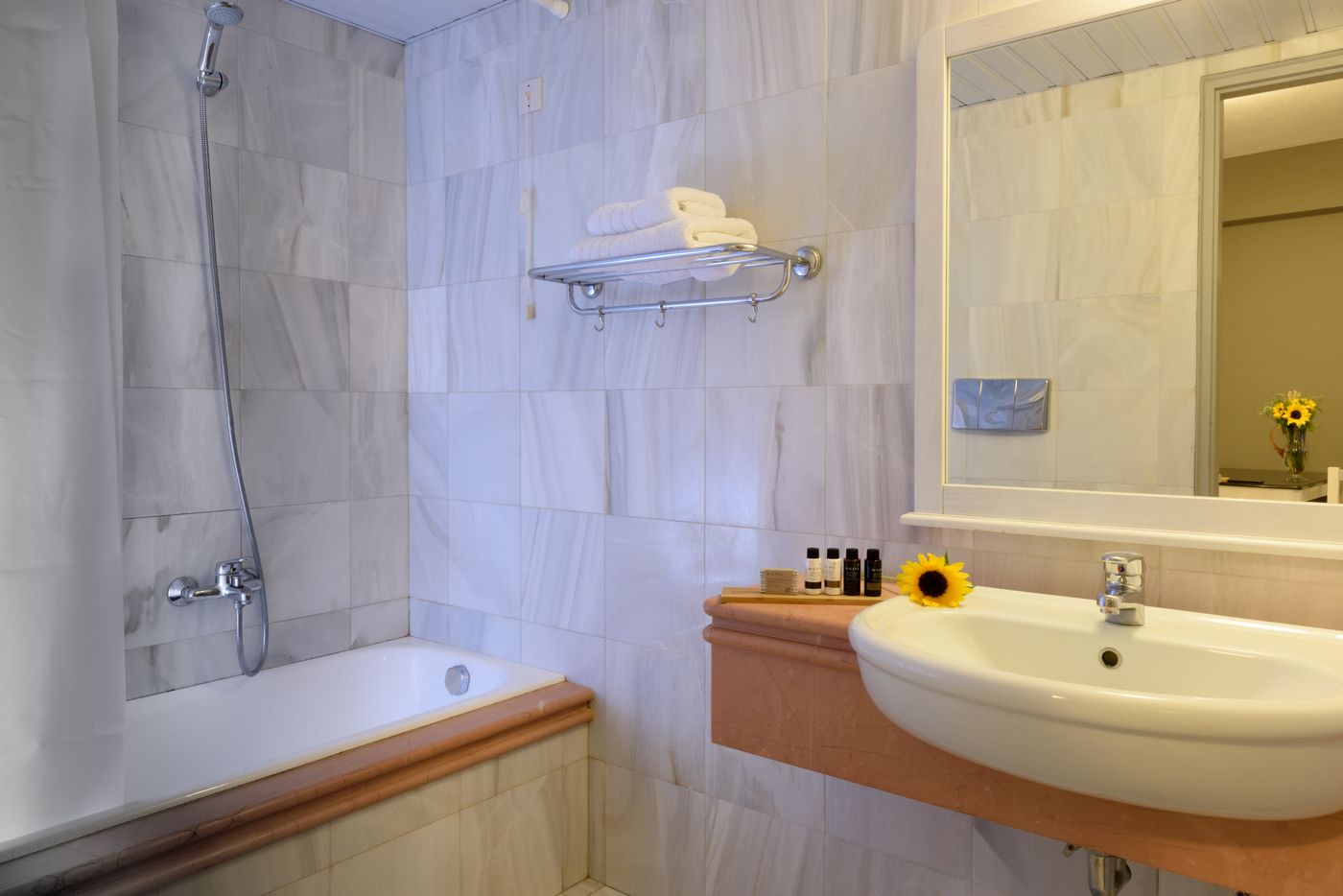 Alantha-Apts-Room-26