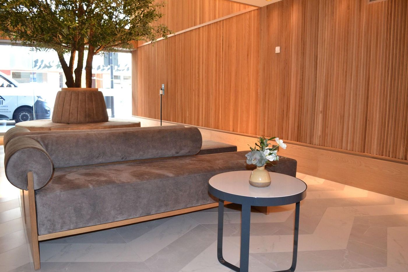 AC-Madrid-Avendia-de-America-Lobby-17