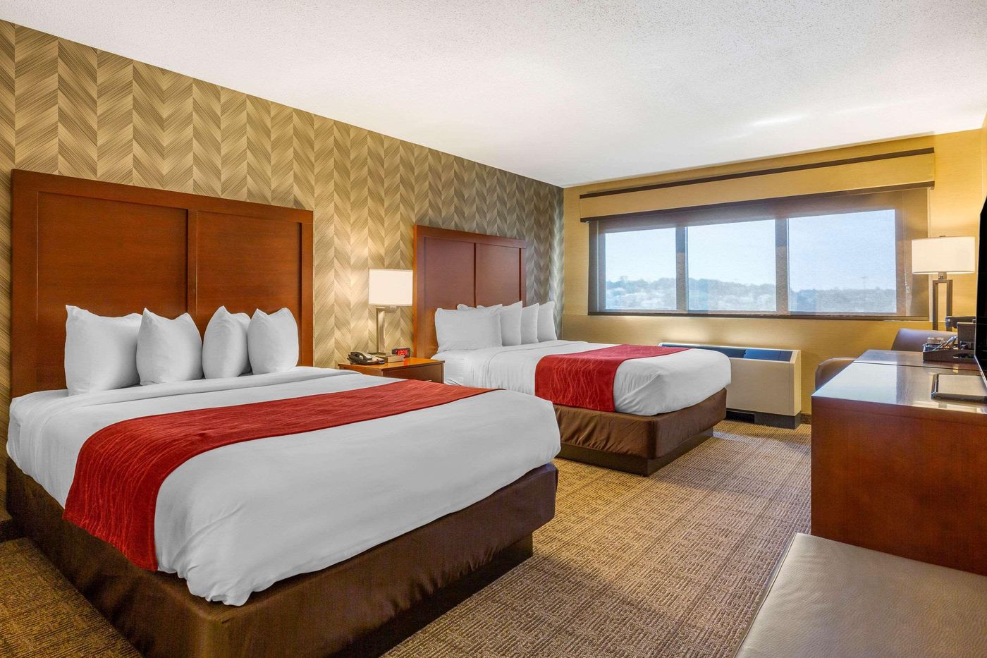 Comfort-Inn---Suites-Logan-Airport-Room-26