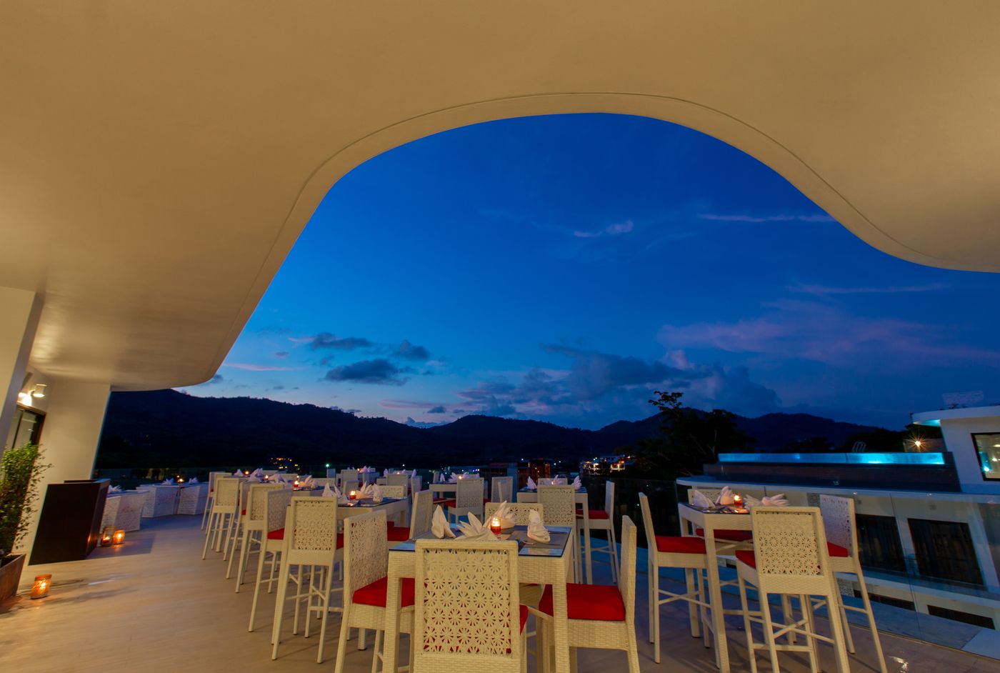 Utopia-Naiharn-Restaurant-14