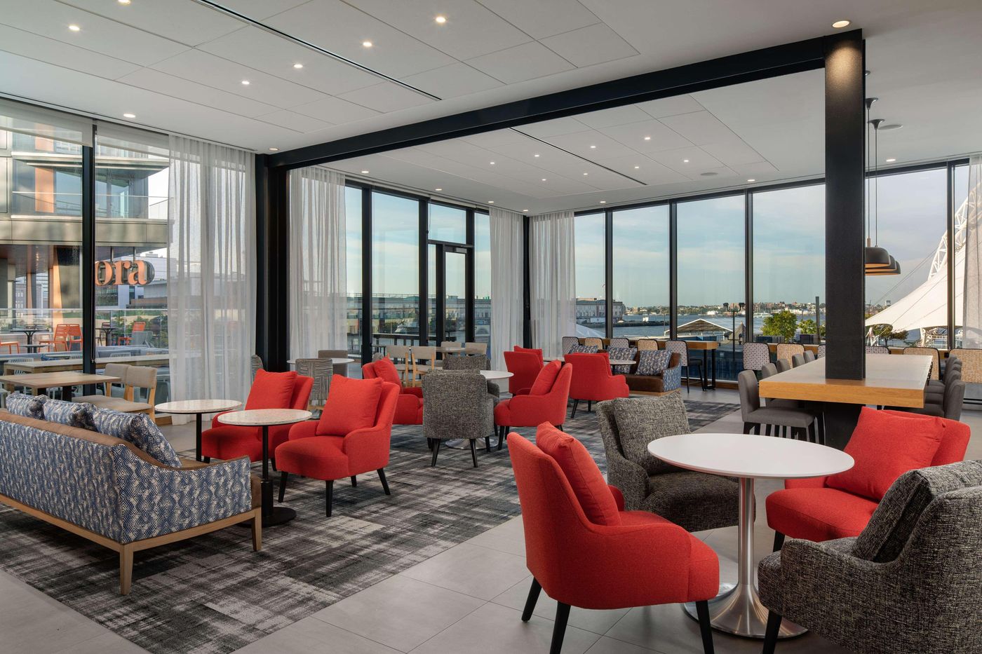 Hyatt-Place-Boston-seaport-district-Bar-13