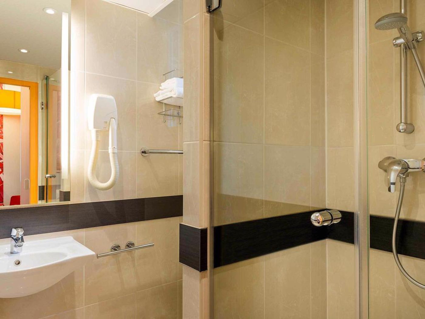 ibis-Styles-Paris-La-Defense-Courbevoie-Room-28