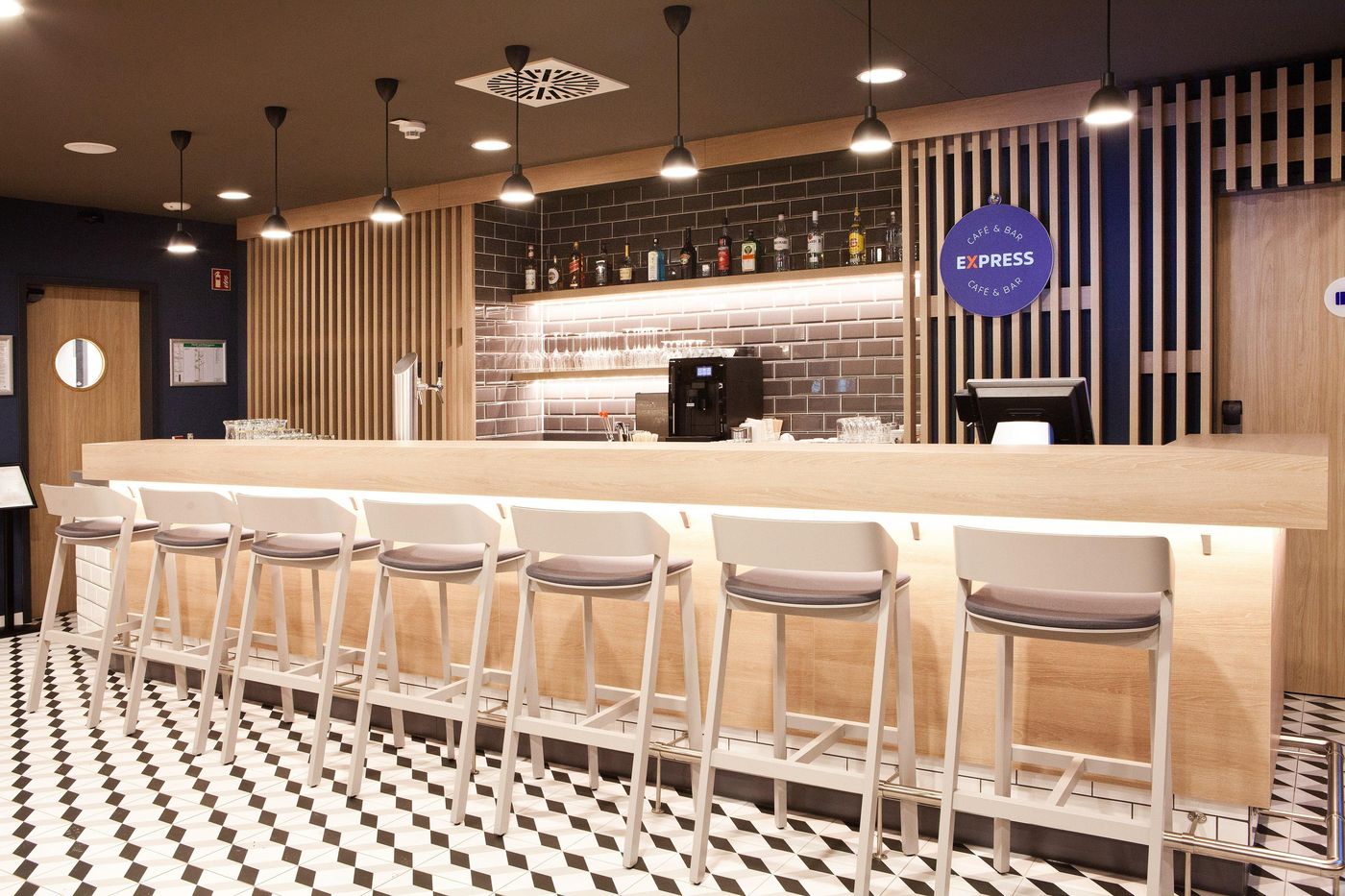 Holiday-Inn-Express-Munich---Olympiapark-Bar-20