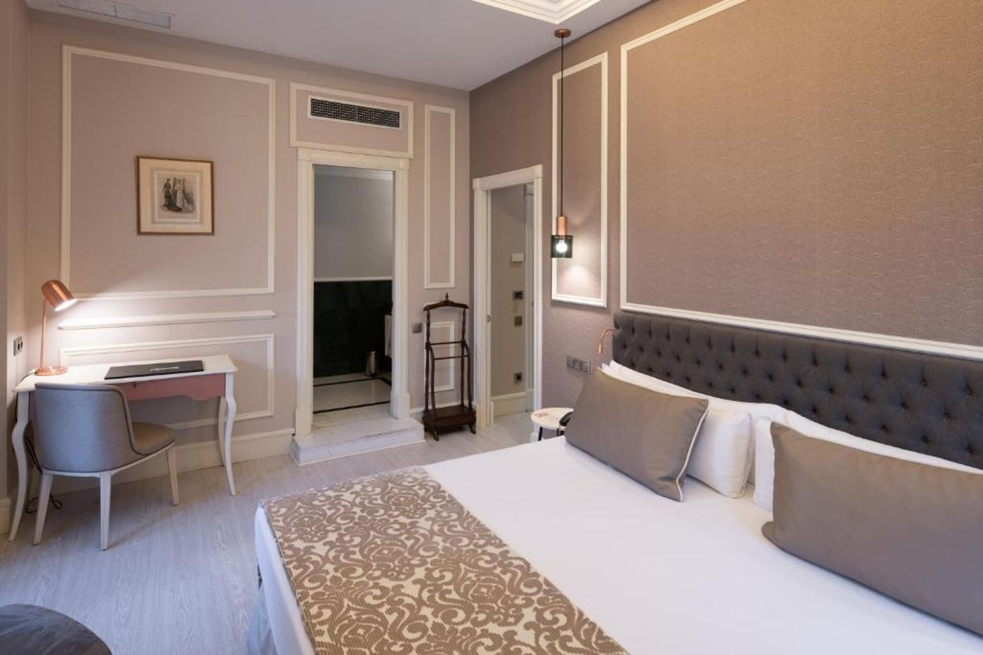 Catalonia-las-Cortes-Room-35