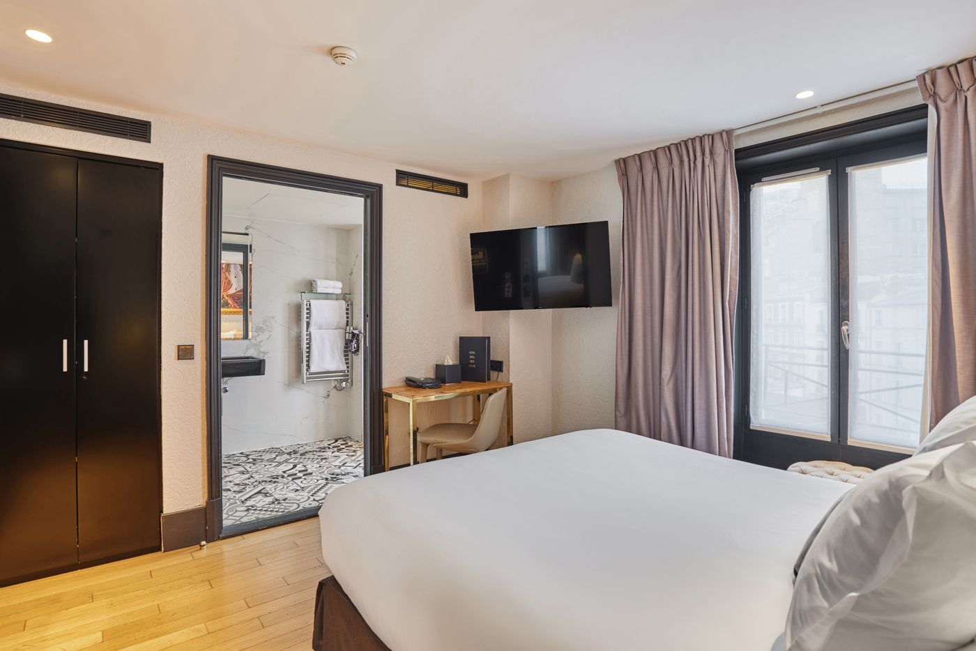 Hotel-Eiffel-Petit-Louvre-Room-20