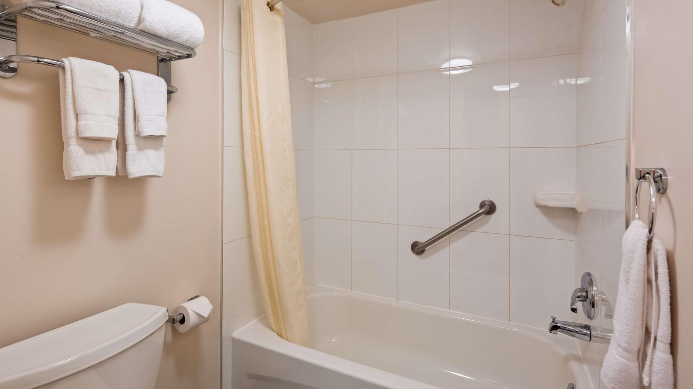 SureStay-by-Best-Western-North-Vancouver-Capilano-Room-25