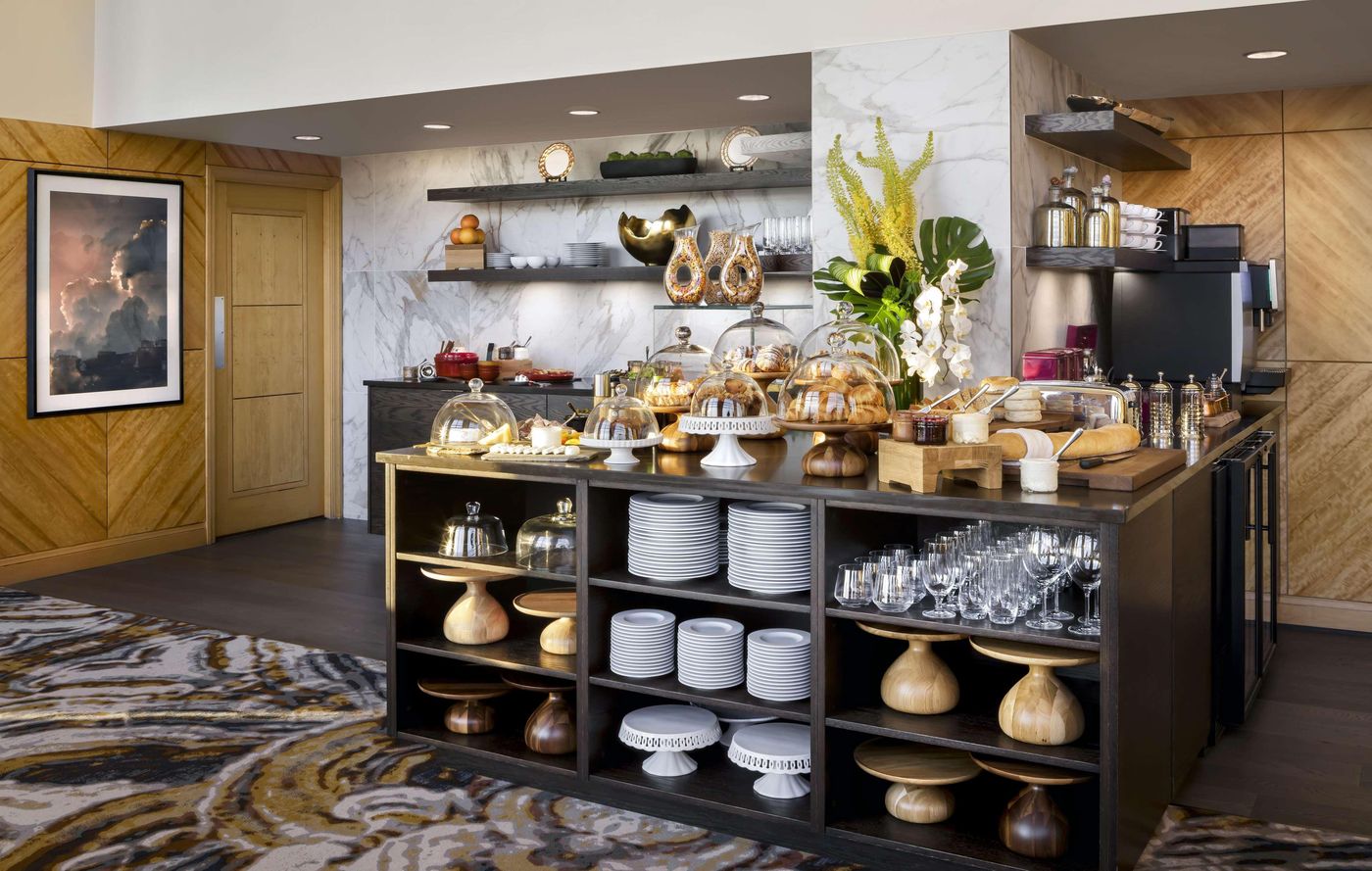 Fairmont-Vancouver-Airport-Bar-23